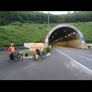 Der erste für Fahrräder gesperrte Tunnel, den wir schiebend auf der für Fußgänger vorgesehenen Galerie passierten